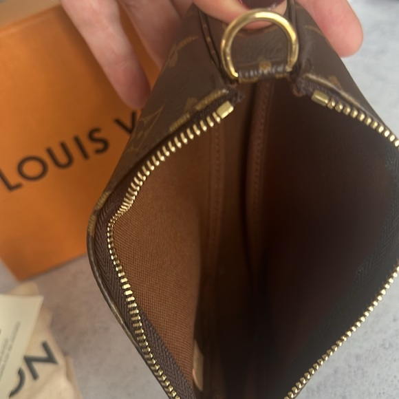 Louis Vuittton NWT tag, dust bag and box included. - Picture 5 of 10